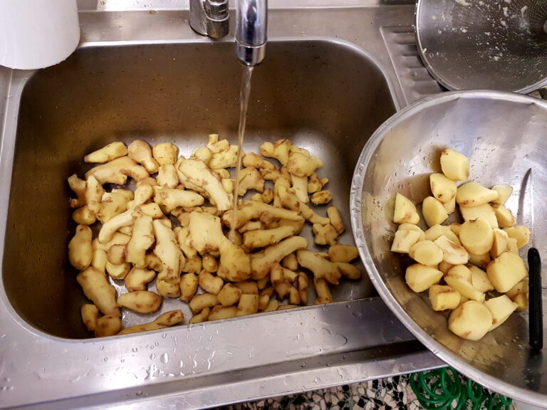 piante officinali ed erbe aromatiche coltivate in Appennino appese per l'essiccazione artigianale.